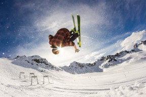 爱游戏下载-西甲攻防反击：快节奏带来无限激情！，西甲比赛分析gmanbetx