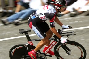 爱游戏中国官方登录入口网站-西甲豪门大战：攻防精彩纷呈让人目不暇接！，豪门三强挥金如土,赚足流量的西甲联赛迎来新伙伴